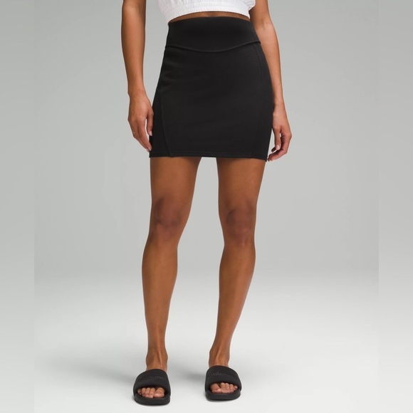 Lululemon | Women's Scuba High-Rise Velvet Mini Skirt Black Size Small NWT - Picture 2 of 8